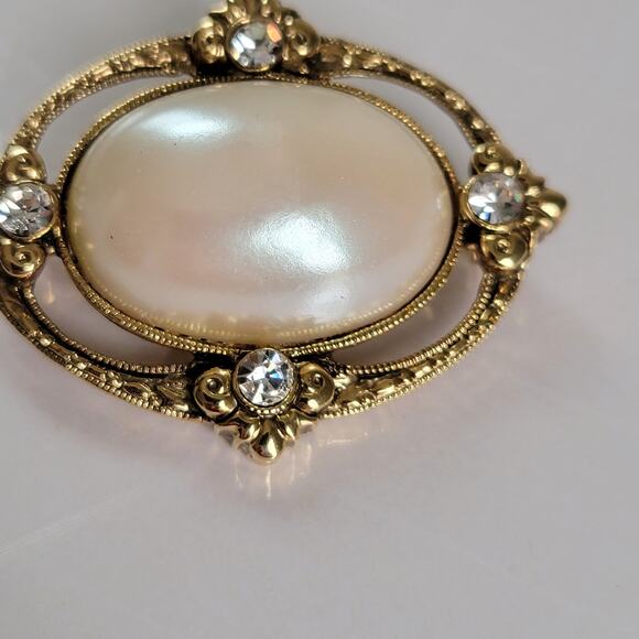 Vintage 1928 Jewelry Co Brooch Oval Faux Pearl Cabochon Rhinestone Gold Tone - Picture 2 of 8
